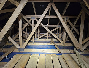 Zateplení stropu novostavby rodinného domu pomocí foukané izolace